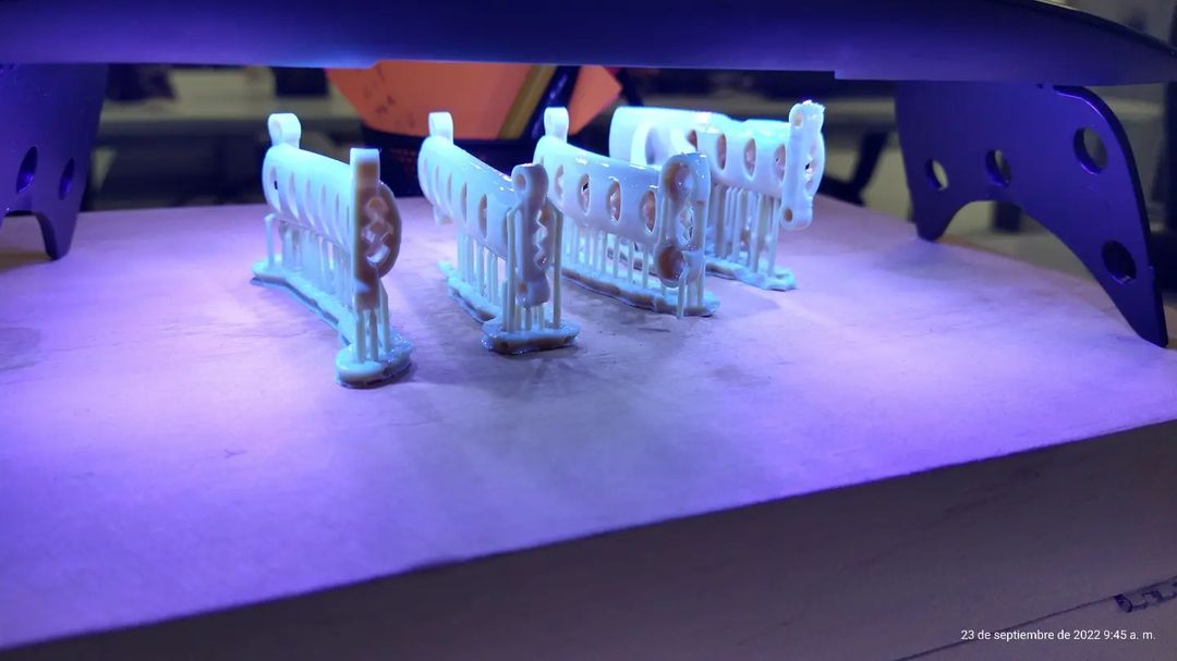 Proyecto de impresión en resina y proceso de curado en luz ultravioleta.